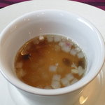エサンス - コンソメとフォワグラのスープ。うま～～！！下にフォアグラのムース？が入っていました。