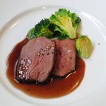 エサンス - お肉料理。私は鹿肉のお料理をチョイスしました。