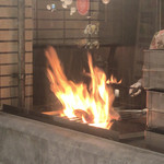 土佐わら焼き 龍神丸 - 店頭では鰹をすごい炎で藁焼きしていますよ