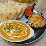 インド料理ドルーガバァワニ - Bランチ チキンカレーに、サラダ、タンドリーチキン付き ドリンクはラッシー