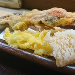 つる由 - さっき見せてもろた白甘鯛の皮！白魚も初夏やね