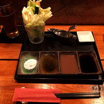 串かつ 丸田 - お好みのソースで