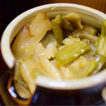 台湾ぎょうざ - カウンターのザーサイ