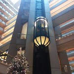 Regent Singapore A Four Seasons Hotel - エレベーターも雰囲気あります。