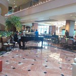 Regent Singapore A Four Seasons Hotel - ロビー階にあるティーラウンジはアフタヌーンティーを楽しむ方でとても賑わっていました。ピアノ演奏も入って素敵。