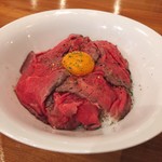 テイスティングバー 柴田屋酒店 - ローストビーフ丼（500円）