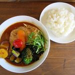 CURRY&CAFE 晴れの日 - チキンと野菜のアップ
