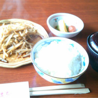 横浜瀬里奈 ステーキドーム - なんなもやし炒め定食みたい。
                    (写真Cさんより借用)