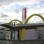 マクドナルド - 18年改装されてしまった。米国マック１号店のMマークを新潟で