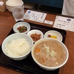 吉田とん汁店 - 豚汁定食(680円)。ご飯は普通でお願いしました。味の良い具だくさんなトン汁でお腹いっぱいになりました