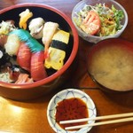 甚兵衛寿司 - 寿司とサラダとみそ汁