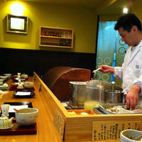 天ぷら 逢坂 - カウンターの目の前で職人さんが揚げてくれます！
