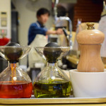 スタンドシャン食 -Tokyo 新橋虎ノ門- Champagne & GYOZA BAR - トリュフオイル＆岩塩＆辣油