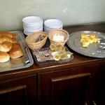 レストラン ドールズ - パンとチーズケーキ。