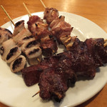 新潟屋 - 「子袋・塩」「ナンコツ・塩」「チレ・塩」1本100円