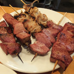 新潟屋 - 「ホルモン・塩」「レバ・塩」「シロ・塩」1本100円