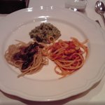 トラットリア・アルベロ - わざわざ３種取り分けてくれるなんて。。。。いつも感動させられます。