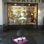 Roma Già Talmone - 柱廊から見える店内