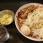 ダントツラーメン  - ラーメン（並）+豚増し+味玉+チーズ+野菜2倍+ニンニク：640円+230円+110円+110円+無料