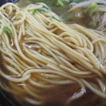 ラーメン藤 - くたっと柔めのストレート麺