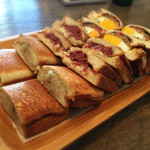 トーステッド - 右：お好み焼き風（650円）
中：コンビーフキャベツ（750円）
左：アンチョヴィポテサラ（550円）