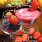 A to M - 当店人気の苺のスムージーカクテルがオススメ！