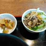 奥出雲 そば処 一福 - 小鉢は舞茸サラダで、薄味に甘辛く煮た舞茸が上に乗っています。