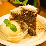 モダナークファームカフェ - ココナッツティラミス ＆ 甘酒アイス