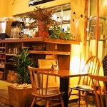 モダナークファームカフェ - テーブル席