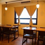 コリータ - 店内（テーブル席）