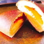 パン工房 Trunk - 料理写真:年間1万個売れているクリームパンです。