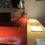 ワインクラブ・ラ・タブレ - 落ち着くカウンター。朱塗りも映える！