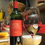 ワインクラブ・ラ・タブレ - 中重口のメドック、渋みが良い具合で香りも良い、4500円はしなかったかな、満足の１本。後ろはハモン・セラーノ