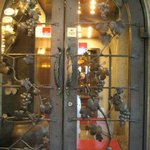 炭焼ステーキハウス 葡萄屋 - 重厚な鉄のドア！