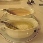 炭焼ステーキハウス 葡萄屋 - サラダのドレッシングは和風とブルーチーズの２種！