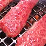 Yakiniku Tsurukamedou - 山形牛・米沢牛の上質カルビが驚きの830円（税込）。