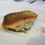 銀座 ハプスブルク・ファイルヒェン - メイン：ソテーしたラクスフォレレと押し麦・茸のラグー ホースラディッシュのシャウム