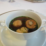 銀座 ハプスブルク・ファイルヒェン - スープ：ウィーンのコンソメスープ ファシエテを詰めたシュー生地を浮かべて