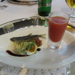 銀座 ハプスブルク・ファイルヒェン - アミューズ：稚鮎のフライ、キャベツのサラダとかぼちゃの種のオイルの香り　トマトとニワトコの冷製スープ