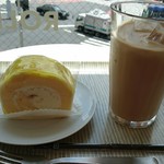 ボンヴィヴァンスイーツ - ハニーレモンとクリームチーズのロールケーキ480円 アイスロイヤルミルクティー300円