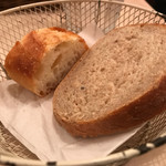 パリのワイン食堂 - メイン料理に添えられたフランスパン２種