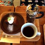 cafe ネンリン - フレンチプレスのホットコーヒーとガトーショコラ