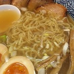 ゆいや - 『麺』＆『スープ』♡
      ほんのり甘みのある醤油味。私の記憶に間違いがなければ、スープの甘みの正体は、たしか『林檎』だったはず☆