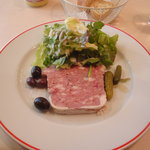 パリのワイン食堂 - 食堂定番!! シンプルな田舎風豚のテリーヌ サラダ添え。