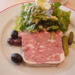 パリのワイン食堂 - 食堂定番!! シンプルな田舎風豚のテリーヌ サラダ添え。