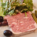 パリのワイン食堂 - 食堂定番!! シンプルな田舎風豚のテリーヌ サラダ添え。