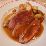 パリのワイン食堂 - フランス産 仔鴨のロースト。