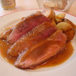 パリのワイン食堂 - フランス産 仔鴨のロースト。
