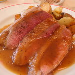 パリのワイン食堂 - フランス産 仔鴨のロースト。