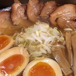 ゆいや - もともと『煮玉子』が半分のっているので、トッピングすると、ひとつと半分☆
      具で、麺が、見えません♡